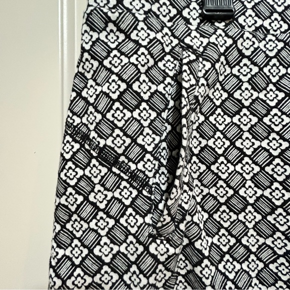 Talbots Blue and White Geometric ladies size M skort. Like New. Soft material - Picture 3 of 6